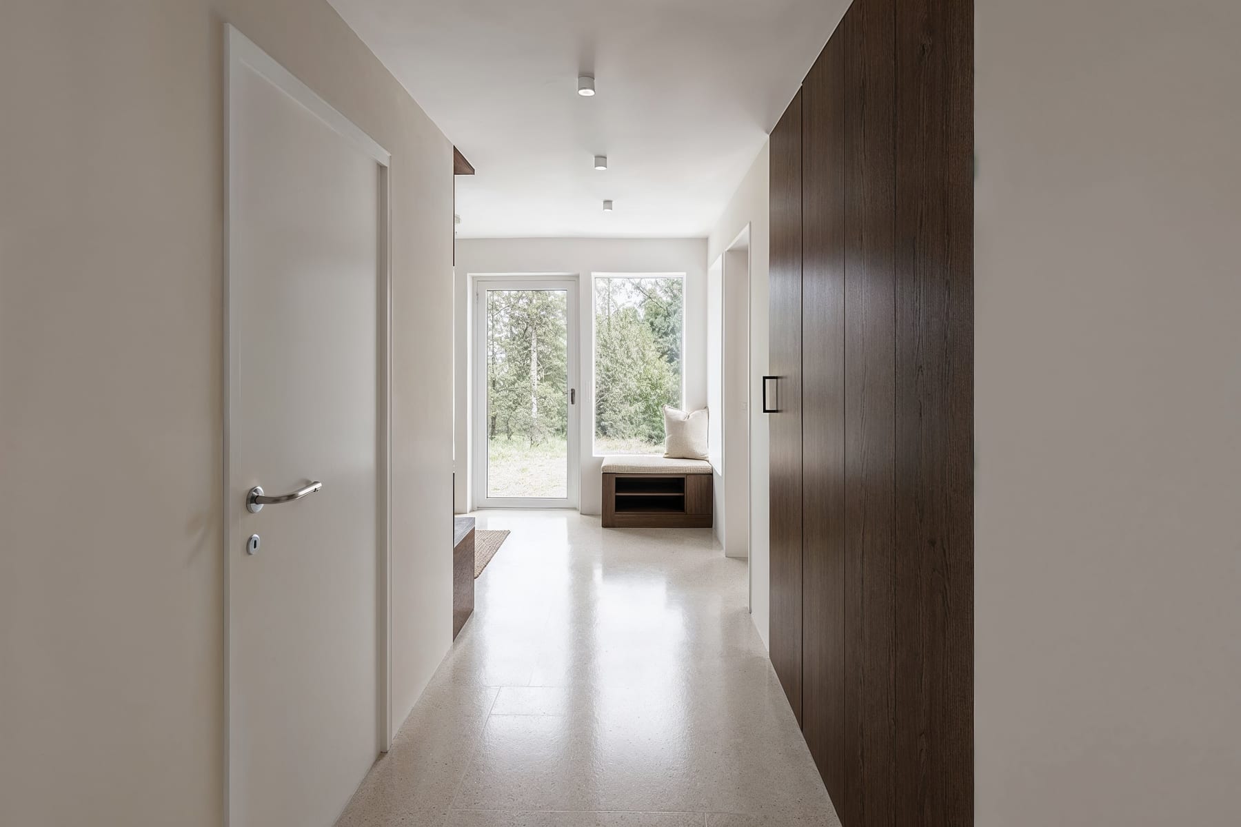 Hall där man ser ingången till huset